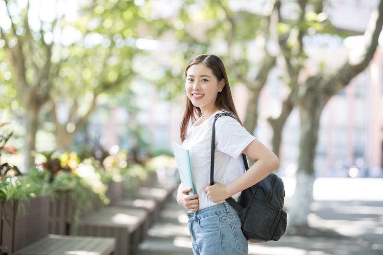东汽中学(东汽中学谭千秋老师)